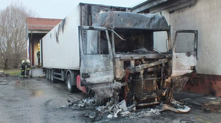 Rakodás közben gyulladt ki a kamion - Fotó: KMSZ