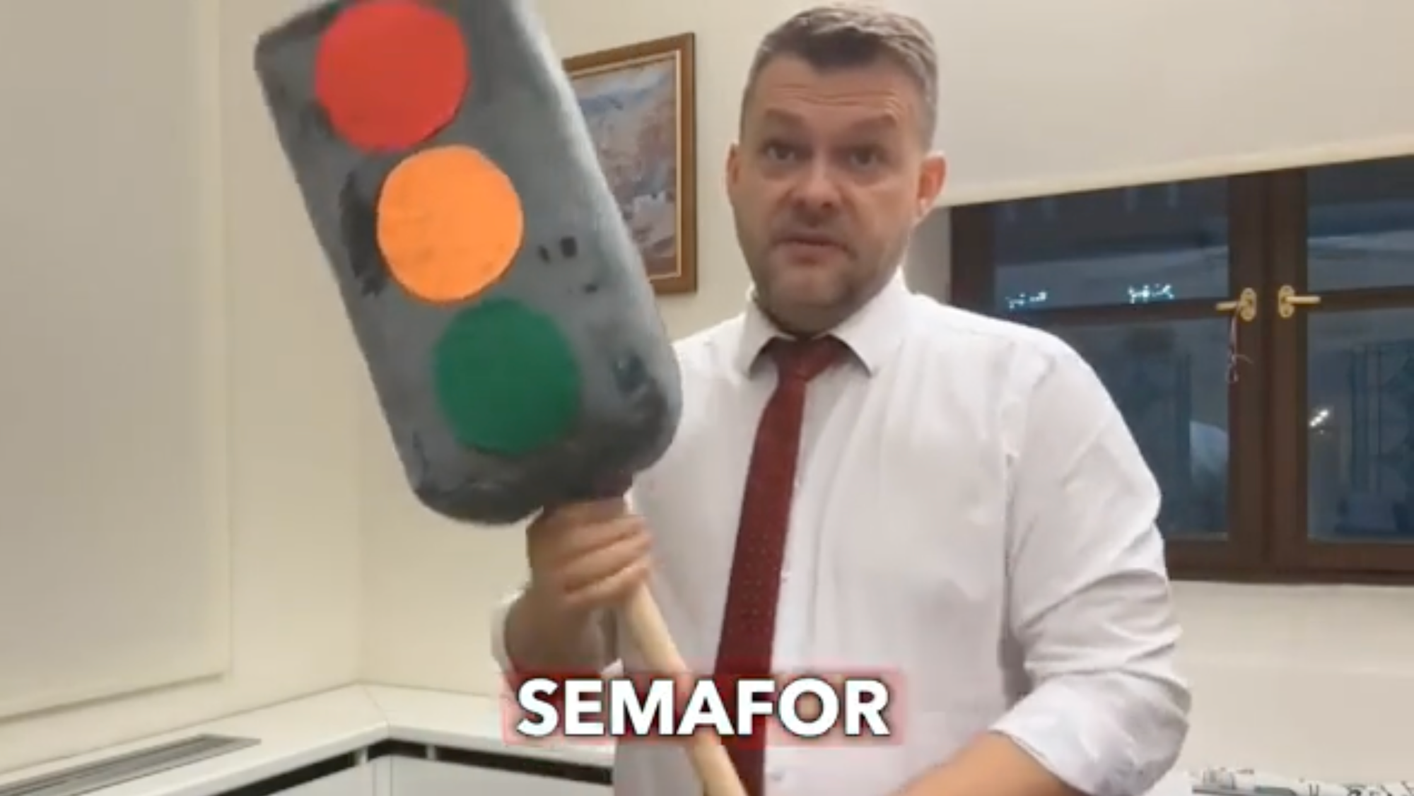 Samuel Migaľ venoval Andrejovi Dankovi plyšový semafor.