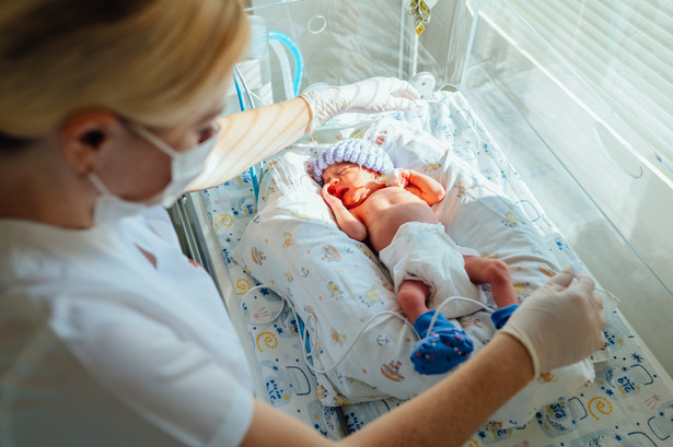 W tym pierwszym trudnym czasie oczekujemy także od rodzica, że będzie blisko swojego dziecka, nawet jeśli jest to dla niego wyzwaniem - mówi dr n. med. Małgorzata Stefańska.