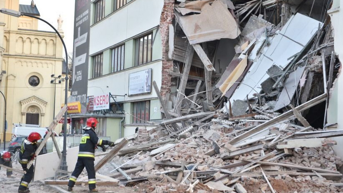 Zakończyła się akcja straży przy zawalonej kamienicy w centrum miasta, na rogu Sienkiewicza i Tuwima. Po przeszukaniu gruzowiska przez dwa psy, użyciu kamery termowizyjnej i geofonu strażacy jednoznacznie stwierdzili: pod gruzami nie ma uwięzionych osób, w katastrofie nikt nie ucierpiał.