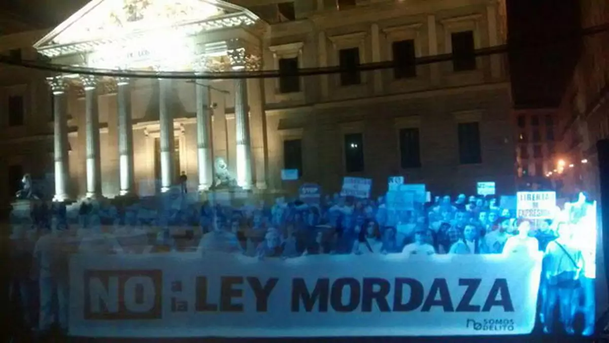 Holograficzny protest na ulicach Hiszpanii