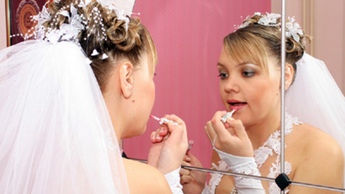 Chcesz wiedzieć jak zrobić udany makijaż ślubny? Poznaj kilka makijażowych trików.
