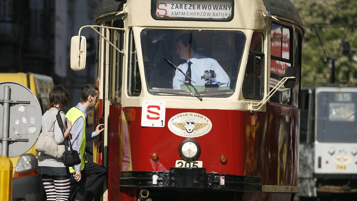 "Gazeta Wyborcza Katowice": W śląskich tramwajach juz wkrótce pojawią się kamery, które maja strzec bezpieczeństwa pasażerów.