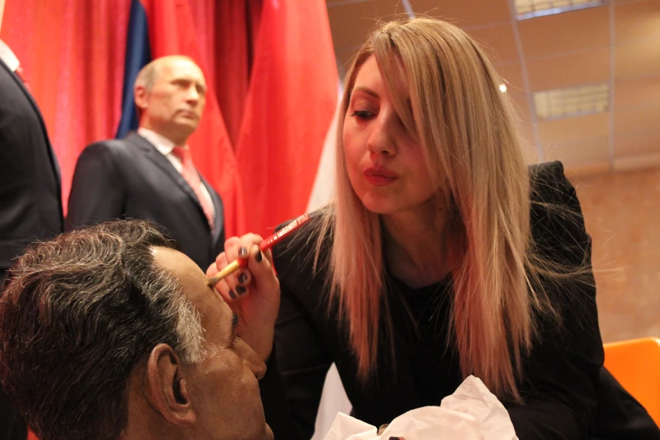 Marijana Pejkić obavlja završne radove na jednoj od figura u muzeju 