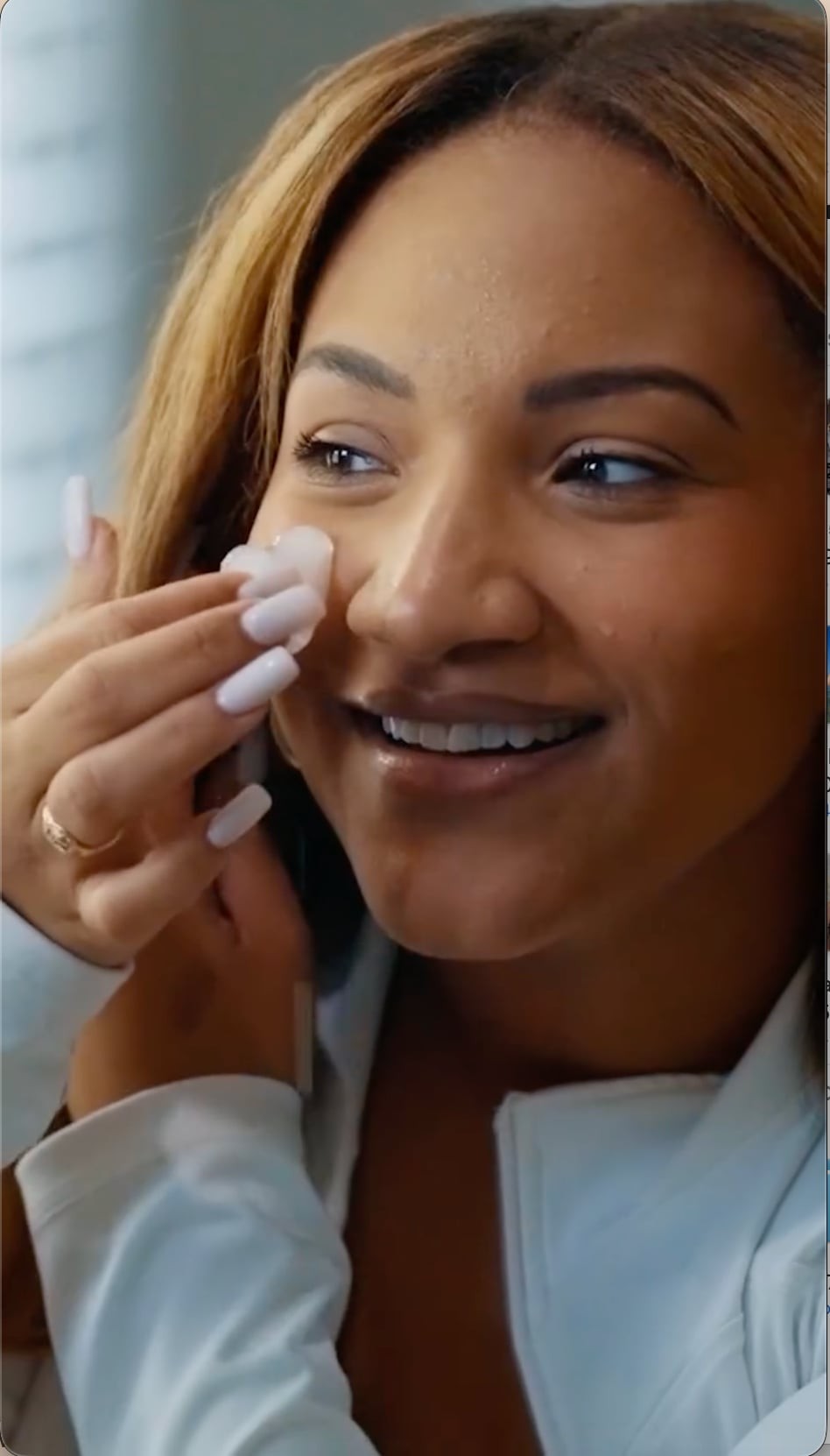 Žena odhaľuje bizarnú pleťovú rutinu.