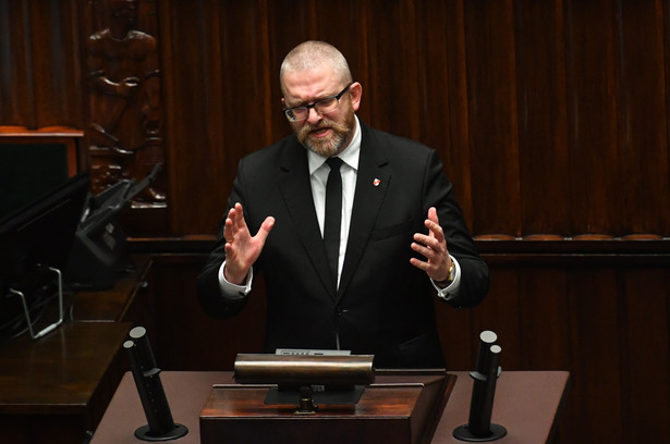 Poseł Konfederacji Grzegorz Braun na sali obrad Sejmu w Warszawie