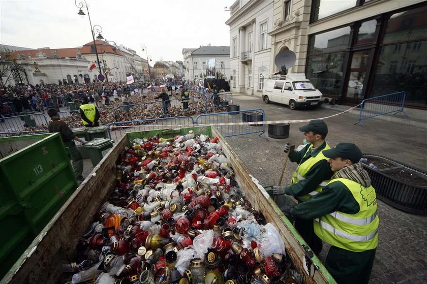 150 ciężarówek zniczy wywieziono sprzed Pałacu!