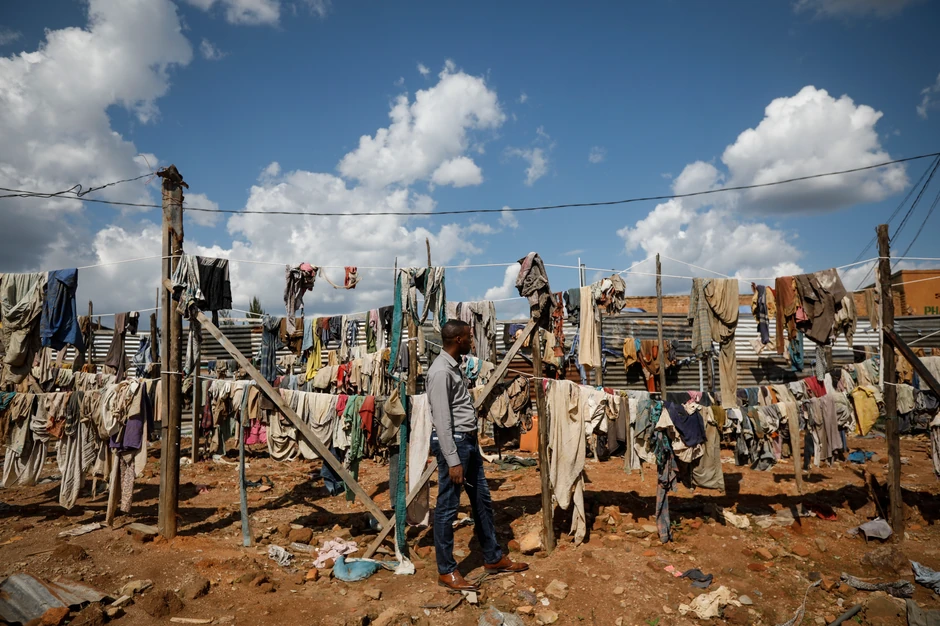 Odeća ubijenih 1994. obešena je u predgrađu Kigalija, na mestu gde je otkrivena jedna od masovnih grobnica. Od aprila 2018. otkrivene su stotine masovnih grobnica u sektorima Rusororo i Masaka