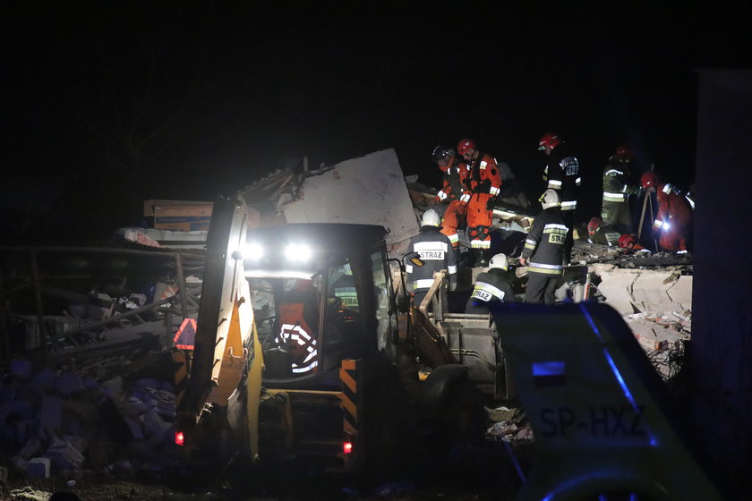 Dramatyczna akcja ratunkowa. Przez osiem godzin szukali mężczyzny pod gruzami