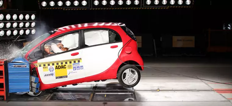 Czy Mitsubishi i-MiEV porazi Cię prądem podczas wypadku?