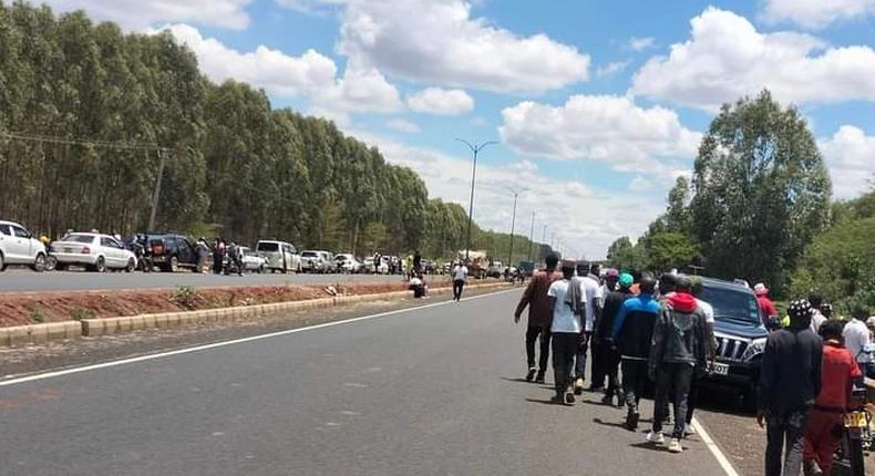 Kenyans gather along Eastern Bypass which borders Kenyatta family farm, Northlands