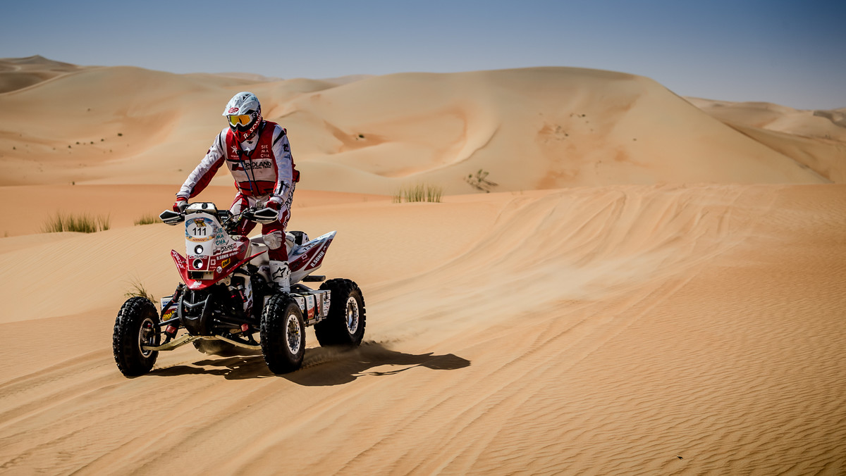 Kamil Wiśniewski po raz pierwszy w karierze wygrał etap rajdu rangi Pucharu Świata i został tym samym liderem Abu Dhabi Desert Challenge. Rafał Sonik z powodu zanieczyszczonego paliwa miał spore problemy techniczne, ale mimo przegrzewającej się pompy i wymuszonych postojów w temperaturze 43 stopni, dotarł do mety. Co więcej sędziowie zwrócili mu stracony czas i na prowadzeniu zmagań znalazło się dwóch „Orłów znad Wisły”.