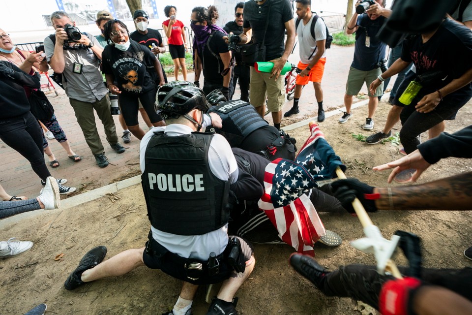 Starcia policji z protestującymi w Waszyngtonie