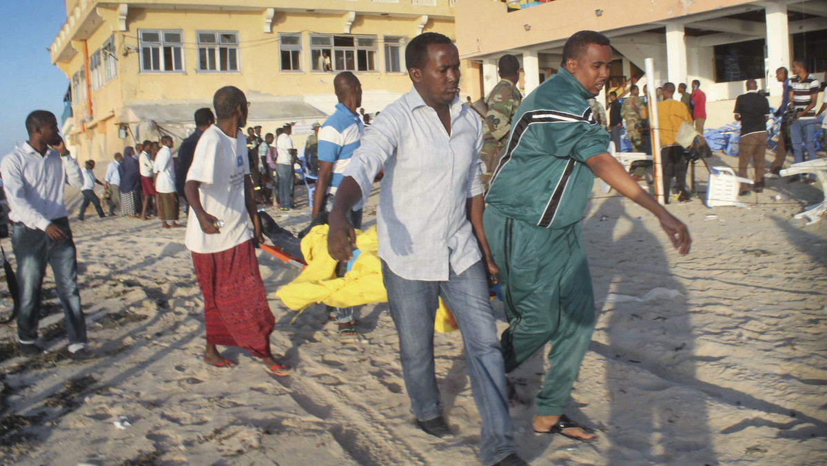 Ponad 20 osób zginęło w ataku islamistów na popularną restaurację w stolicy Somalii, Mogadiszu. Bojownicy z Al-Szabab zaatakowali lokal wczoraj wieczorem i zabarykadowali się w środku. Policja opanowała sytuację dzisiaj nad ranem po kilkugodzinnej akcji.