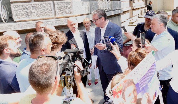Vučić razgovarao sa demonstrantima ispred Predsedništva 