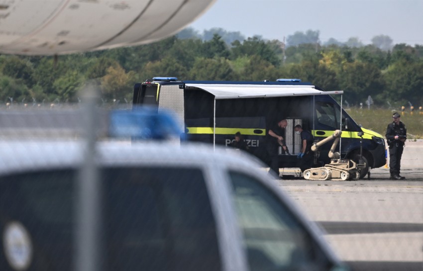 Nemačka policija na aerodromu u Lajpcigu 5. avgusta nakon otkrića naoružanog drona