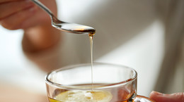 Słodzisz herbatę miodem? Uważaj na jeden szczegół, bo wcale nie będzie zdrowsza