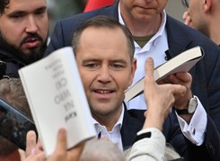 Ostra wymiana w debacie. Nawrocki: gra operacyjna, Hołownia: Nawrocki to kłamca