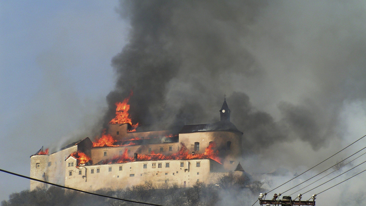 Wielki pożar poważnie zniszczył w sobotę XIV-wieczny zamek Krasna Horka, leżący pod Rożniawą w południowo-wschodniej Słowacji.