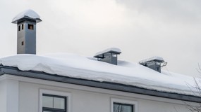 Odśnieżanie dachów 2025 - cena za m2. Kto odpowiada za odśnieżanie dachu? Jakie przepisy i kary?