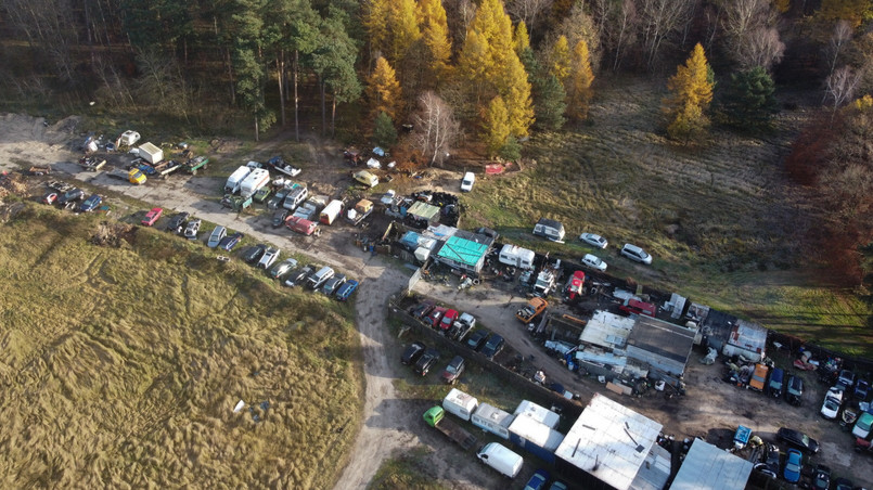 Odpady i wraki samochodów zakopane w Sosnowicach w okolicy Kamienia Pomorskiego