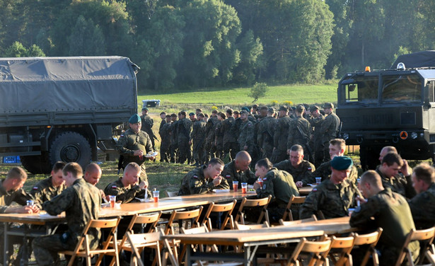 Żołnierze w bazie wojskowej przy granicy polsko-białoruskiej w Jaryłówce