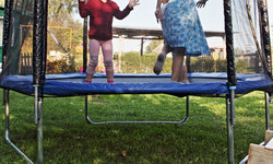 Tak się kończy zabawa na trampolinie. Lekarze ostrzegają 