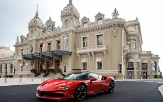 Ferrari kręci film - SF90 Stradale pędzi ulicami Monako