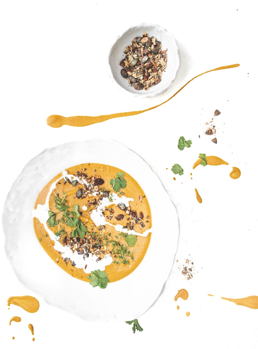 Die vegane Kürbis-Karotten-Suppe von Nadia Damaso ist ausserdem glutenfrei und frei von raffiniertem Zucker. 
