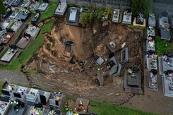 Osunięcie ziemi na cmentarzu w Trzebini. 'Nie da się zapobiec kolejnym zapadliskom'