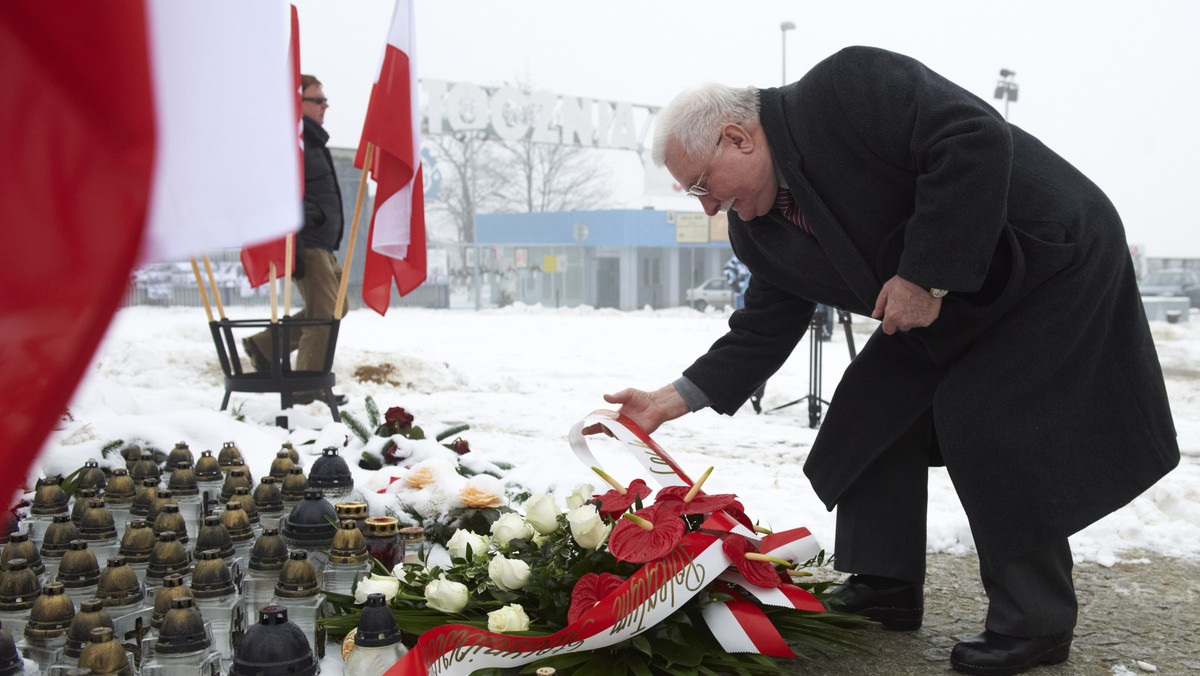 O wielkiej cenie, którą było życie robotników zabitych w Grudniu’70, mówił w Gdańsku Lech Wałęsa. Były prezydent złożył, w rocznicę wydarzeń sprzed 42 lat, wiązankę kwiatów pod Pomnikiem Poległych Stoczniowców. Pytany o powód, dla którego co roku zjawia się pod pomnikiem, Wałęsa powiedział: "I moje bohaterstwo tu powstało, i moja wielkość i moja małość. I z tych powodów tutaj jestem, ale przede wszystkim po to, by dziękować tym skrzywdzonym".