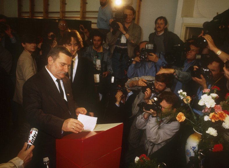 Gdańsk, 1989 r. Lech Wałęsa oddaje głos w pierwszych częściowo wolnych wyborach, obok syn Bogdan