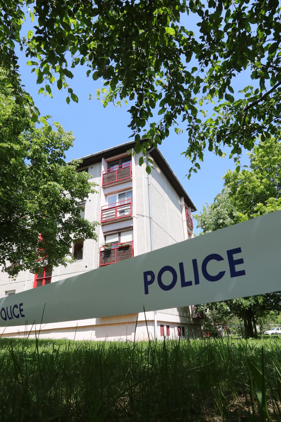 A negyedik emeleti lakás ablakából esett ki a kislány, akit már nem tudtak megmenteni a kórházban  Fotó: Grnák László