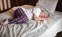 Lekarz radzi seniorom, którzy kiepsko śpią. &quot;Czas na sen powinien być skrócony&quot;