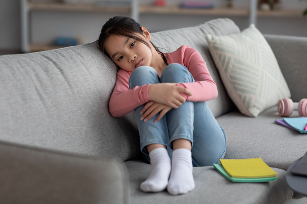 Dla dzieci, które zostają w domu, brak wyjazdu może być źródłem smutku i rozczarowania.