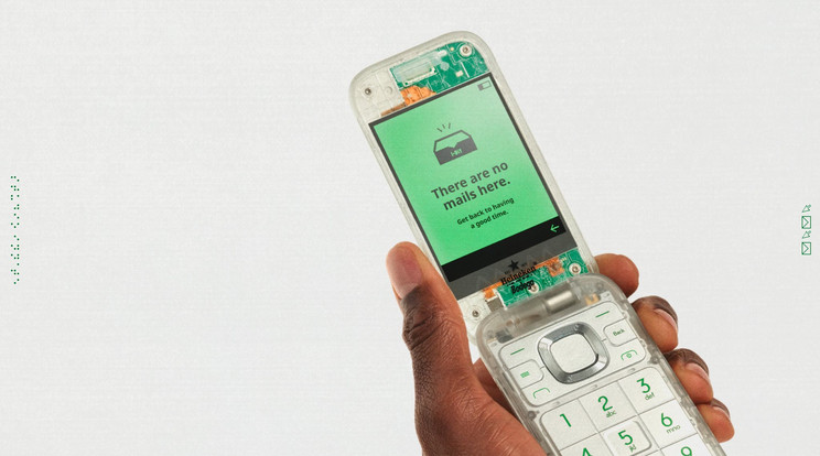 A Heineken és a HMD Global a Boring Phone révén visszarepít az időben / Fotó: Heineken