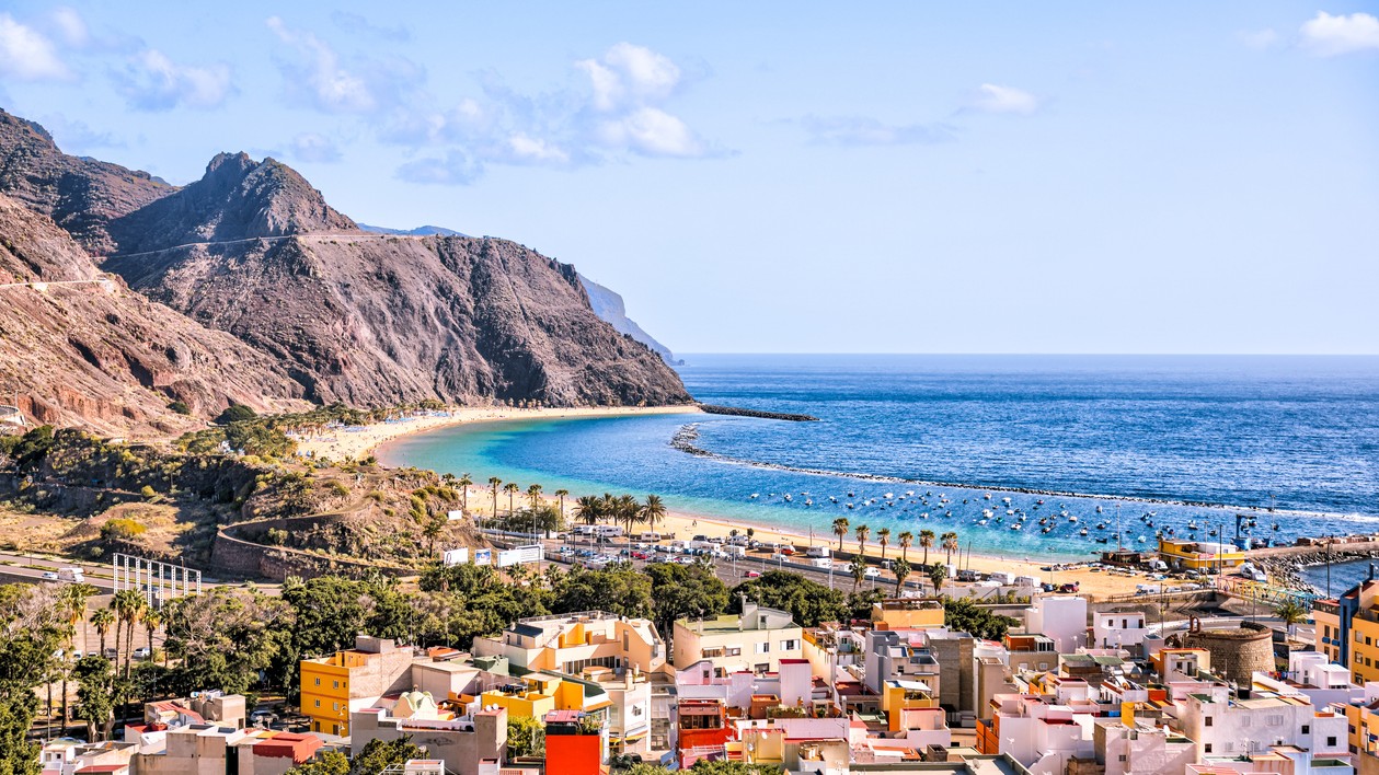 Pohľad na farebnú zástavbu mestečka San Andrés a pobrežie v oblasti pláže Las Teresitas na španielskom ostrove Tenerife. V neďalekom meste La Laguna zaviedli nové pravidlá pre pláže a prírodné kúpaliská vrátane zákazu fajčenia, stanovania a rušivej hlasnej hudby. Za závažné porušenia hrozia pokuty až do výšky 3 000 eur. (Iustračný obrázok)