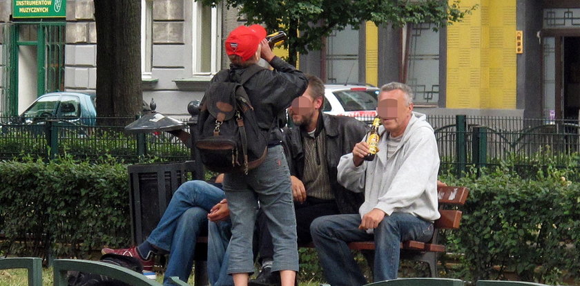 Bezdomni śpią w centrum miasta