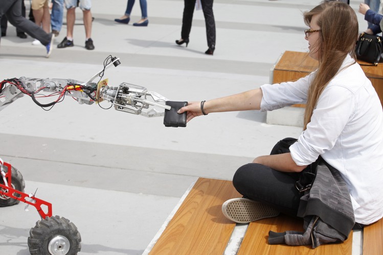 W poprzednich latach łaziki marsjańskie konstruowane przez studentów Politechniki Białostockiej trzykrotnie zdobywały tytuł mistrzowski, w 2011, 2013 i 2014 roku.  Tytułu sprzed roku studenci z Podlasia zdobyli dzięki łazikowi Hyperion 2.<br><br>fot. (ukit) PAP/Artur Reszko