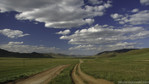 Mongolia. Gdzieś w ajmaku dzawchańskim. Podróżowanie po tym kraju wymaga przemierzania setek kilometrów po nieutwardzonych drogach... i bezdrożach.