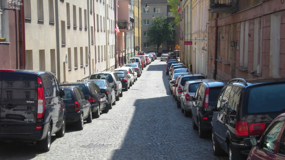 Mieszkańcy Rzeszowa alarmują, że nie są w stanie poruszać się pieszo po ulicy Baldachówka w centrum miasta. Jak relacjonują czytelnicy Onetu, chodnik jest stale zastawiony przez samochody, co uniemożliwia poruszanie, a zdarza się, że i karetki pogotowia mają problem ze swobodnym przejechaniem przez ulicę.