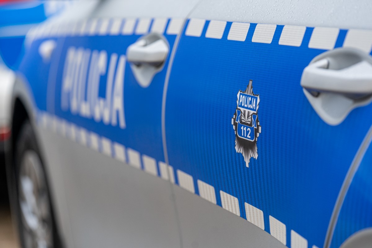 61-latek próbował udusić żonę kablem. Policję przywitał z siekierą w rękach