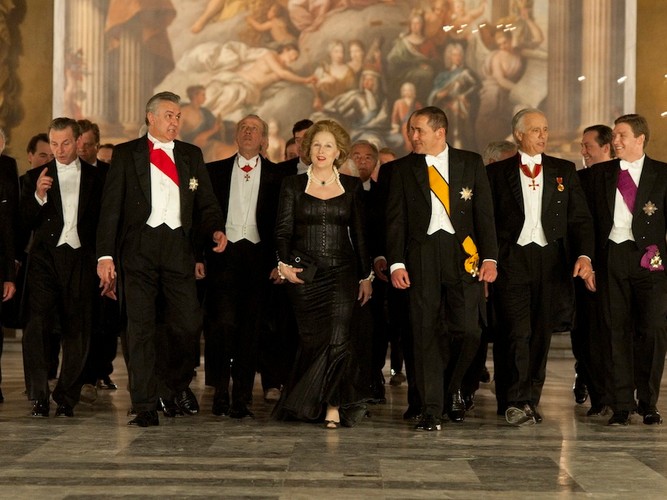 Charles Moore – oficjalny biograf Thatcher – powiedział w wywiadzie, że 'Streep uchwyciła istotę charakteru Thatcher: kobiety z wigorem, niespokojnej, pełnej pasji'