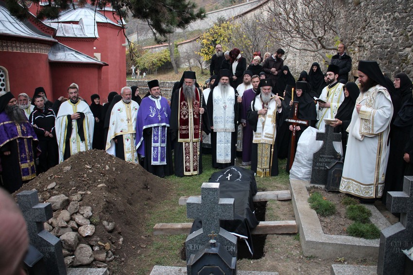 Mati je sahranjena na monaškom groblju