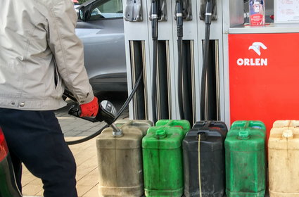Ceny paliwa są zachęcające, jednak czy warto kupować na zapas? Strażacy ostrzegają