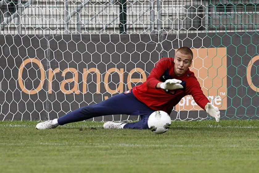 Grzegorz Sandomierski na zgrupowaniu reprezentacji grał w pomocy. Przez to może mieć trudności w Genk