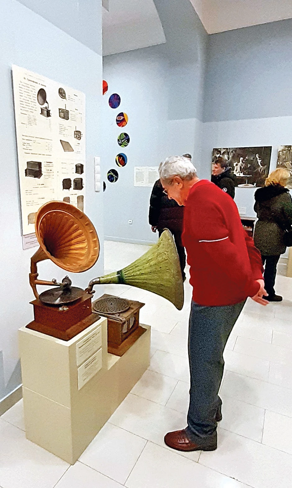 Izloženo je više od 25 vrsta gramofona