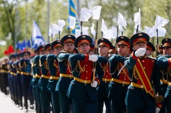 DEFILADA NA PLACU CZERWONYM. Rosjanie świętują Dzień Zwycięstwa. WIDEO