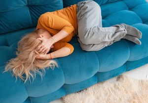 Menstrualna migrena je posebna vrsta migrene koja se javlja neposredno pre ili tokom menstruacije zbog naglog pada estrogena