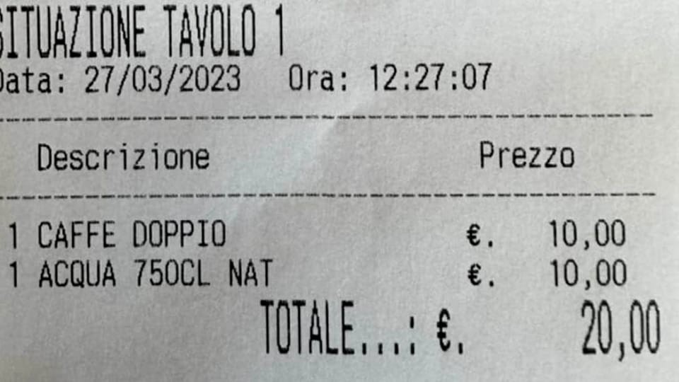 Účet za kávu a vodu zákazníka poriadne naštval.